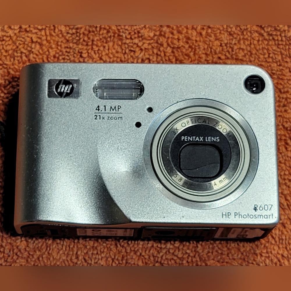 HP R607 4.1 megapixel camera, Pentax lens and technology